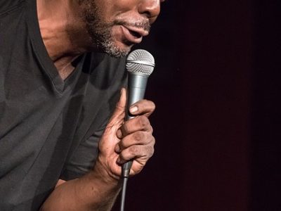 find stand up comedy gigs